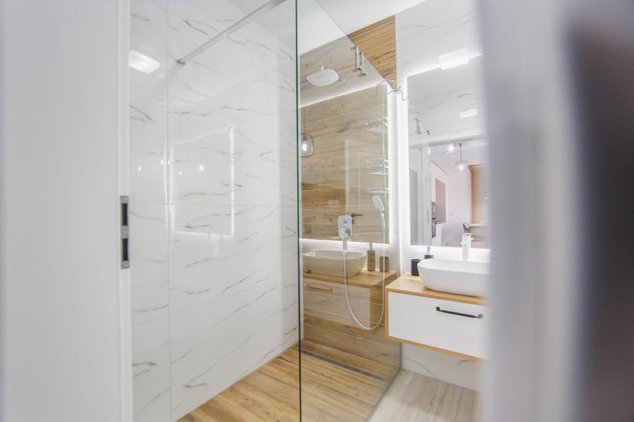 Pinkwood Harmony Apartment Oradea Bagian luar foto